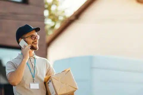 Telefonierender Mitarbeiter von Fix und Fertig